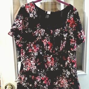 🌺Black and Pink Floral Lace Top. 14W-16W